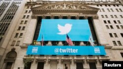 لوگوی «توئیتر» بر روی ساختمان بورس اوراق بهادار نیویورک- نوامبر ۲۰۱۳