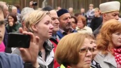 Акція пам’яті у Сандармосі без дослідника жертв терору, якого звинувачено у дитячій порнографії (відео)