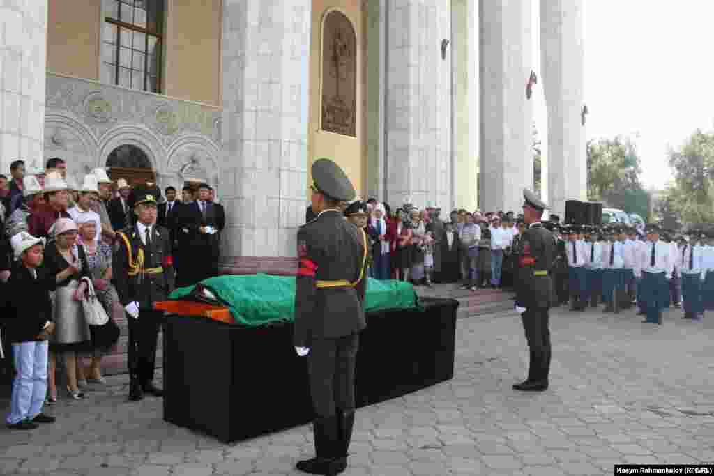 Төлөгөн Касымбековду акыркы сапарга узатуу жана эскерүү иш-чарасы Бишкектеги Абдылас Малдыбаев атындагы опера жана балет театрында өттү.