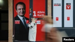 Перадвыбарчы плякат у Косава з выявай дзейнага прэм’ер-міністар Косава Альбіна Курці 