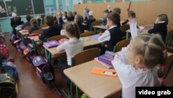 Офіційно безкоштовна шкільна освіта батькам багатьох школярів обходиться у круглу копієчку