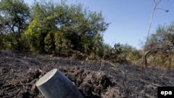 Вибухи на арсеналі в Лозовій порозкидали снаряди скрізь довкола. Фото зроблене рік тому, 28 серпня 2008 року