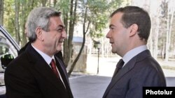 Russia -- President Dmitry Medvedev meets with his Armenian counterpart Serzh Sarkisian near Moscow.