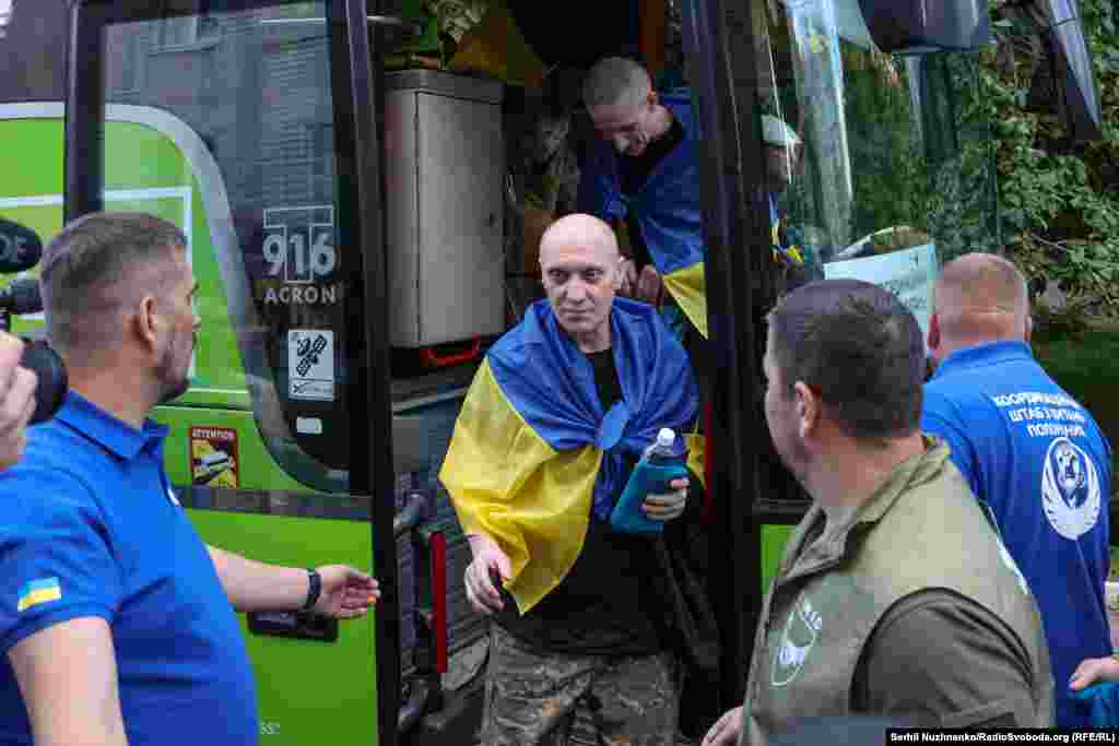 Українські захисники після звільнення із російського полону