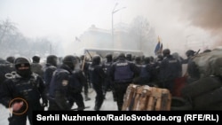 Зафіксований журналістом на камеру поліцейський за мить до розприскування газу з балончика, Київ, 3 березня 2018 року