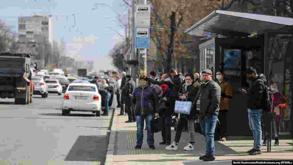 Із 5 квітня в Києві громадський транспорт працює лише за перепустками. Маршрутки теж