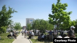 Нефтяники пикетируют акимат Мангистауской области. Актау, 2 июня 2011 года.   