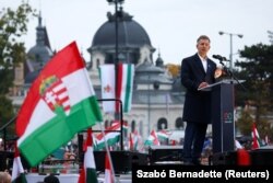 Петер Мадьяр виступає перед прихильниками на демонстрації опозиційної партії в Будапешті, 23 жовтня 2025 року