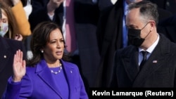 Камала Харрис вице-президентикке киришүү антын берди. Жанында  -  өмүрлүк жолдошу Даг Эмхофф мырза. Капитолий, Вашингтон. 2021-жылдын 20-январы.