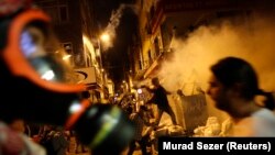 Истанбулда Эрдоган утырмасы янында протест белдерүчеләр