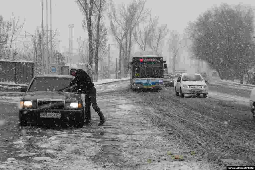 Начались заморозки, &laquo;дворники&raquo; автомобилей стали примерзать к лобовым стеклам.&nbsp; &nbsp;