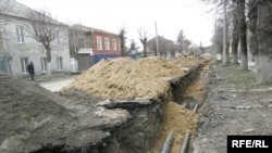 Помимо прочего, указывает глава «Водоканала», именно магистрали, доставшиеся в наследство от прошлых времен, являются причиной утечек, новые коммуникации не протекают