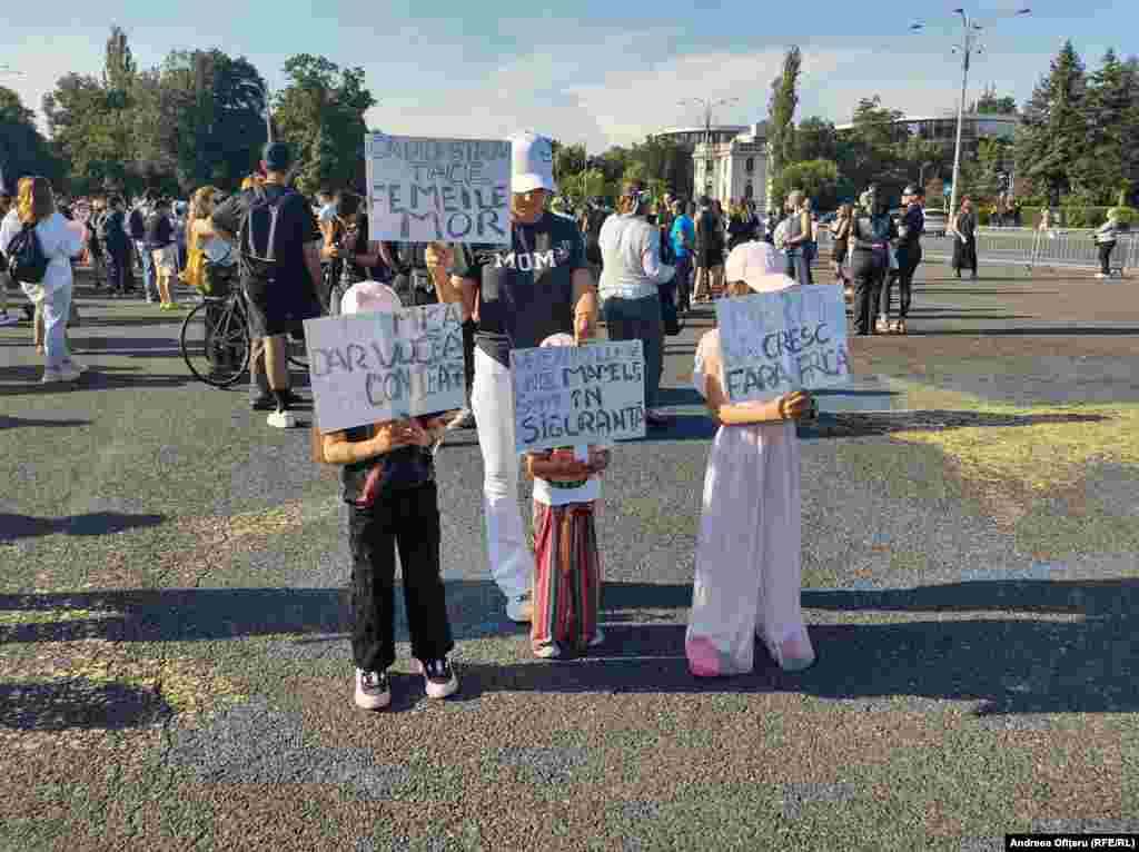 Діти з плакатами під час протесту у Бухаресті.Це 25-й випадок убивства жінки в Румунії лише за останні п'ять місяців. Ймовірний вбивця Теодори Марку застрелився невдовзі після скоєння злочину