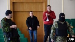 EHHG-nyň harby derňew topary tussag astynda, Slowýansk, 27-nji aprel, 2014.