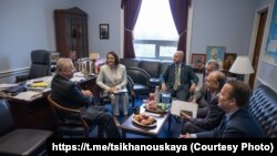 Адзін з аўтараў Акту аб дэмакратыі ў Беларусі Крыстафэр Сьміт (зьлева) падчас сустрэчы зь беларускай дэлегацыяй у Кангрэсе ЗША. Вашынгтон, 7 траўня 2025 году