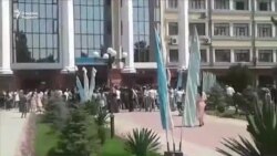 Очередь возле приемной комиссии Андижанского государственного университета