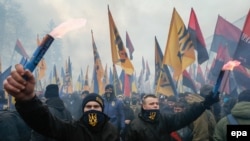 «Азов» привабив до себе прихильників ультраправих переконань, серед них принаймні трьох американців і багатьох інших вихідців із західних країн