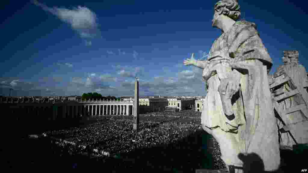 Opći pogled na Trg Svetog Petra nakon pojave bijelog dima iznad Sikstinske kapele, 8. maja 2025.