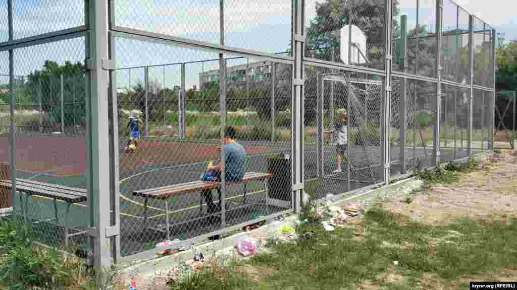 Sport meydançığında balalar futbol oynay