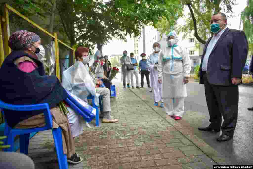 Бишкек мэриясы күндүзгү стационарларга кайрылгандардын арасында айыгып жаткандар көбөйгөнүн билдирүүдө.&nbsp;Буга чейин Бишкектеги күндүзгү стационарларга кезек күткөндөр көп болуп жатканы айтылган.