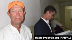 Василь Любарець (л) і його адвокат Денис Овчаров