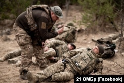 Бійці 21-ї ОМБр ЗСУ на навчанні з тактичної медицини, квітень 2025 року