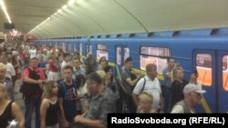 У Київському метрополітені через несправність потяга тимчасово зачинені дві станції, Київ, 26 липня 2017 року