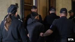 Съдът разгледа мярката за неотклонение на 15-годишното момче, обвинено за убийството на свой връстник в търговски център в София. 22 октомври 2025 г.