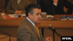 Ҳукуматни истеъфога чиқаришга муваффақ бўлган депутат Ўмурбек Текебаев сиёсий рақибларини тухматда айбламоқда.