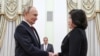 
Президент Росії Володимир Путін потискає руку міністерці закордонних справ Північної Кореї Чхве Сон Хуей під час зустрічі в Москві, Росія, 4 листопада 2024 року