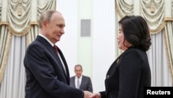 
Президент Росії Володимир Путін потискає руку міністерці закордонних справ Північної Кореї Чхве Сон Хуей під час зустрічі в Москві, Росія, 4 листопада 2024 року