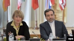 عباس عراقچی و هلگا اشمید در یکی از نشست‌های ایران و گروه پنج به علاوه یک در وین