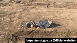 Qırımnıñ İslâm Terek rayonında yoq olğan Ungut köyündeki eski musulman mezarlığında qalıntı