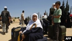 یک زن فلسطینی در گذرگاه رفح در مرز مصر