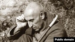 مصدق در حبس خانگی در احمدآباد