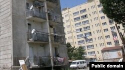 На многиъ цхинвалских многоэтажках по всему фасаду натыканы спутниковые тарелки "Триколор". Эта красноречивая картинка заставила задуматься: осталась ли аудитория у местного государственного телеканала?