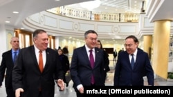 ԱՄՆ պետքարտուղար Մայք Փոմփեոն և Ղազախստանի ԱԳ նախարար Մուխտար Տիլեուբերդին, Նուր-Սուլթան, 2 փետրվարի, 2020թ. 