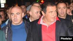 Էդուարդ Բաբայանն ուղեկցում է ԲՀԿ առաջնորդ Գագիկ Ծառուկյանին, արխիվ