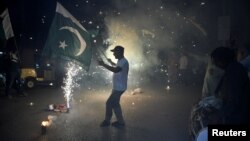 Пакистанци празуват в град Хайдарабат сключването на споразумение за примирие с Индия, 10 май 2025 г.