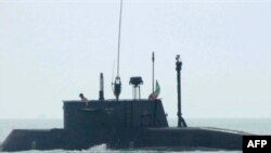 تصویر یک زیر دریایی ایرانی در جریان مانوری در آب های خلیج فارس و دریای عمان که از سوی خبرگزاری های ایران منتشر شده است.