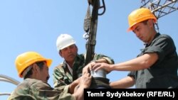 "Датка-Кемин" линиясында оңдоо иштерин жүргүзүп жаткан адистер. Иллюстрациялык сүрөт.