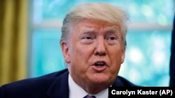 دونالد ترامپ می گوید، ایران باید مراقب تهدیدهای خود باشد.