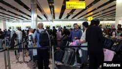 Пасажыры стаяць у чэргах на рэгістрацыю ў аэрапорце Хітроў (Лёндан) пасьля хакерскай атакі 20 верасьня 2025 году