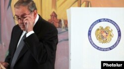 Լեւոն Տեր-Պետրոսյանը քվեարկում է թիվ 9/11 ընտրատեղամասում: 6-ը մայիսի, 2012թ.