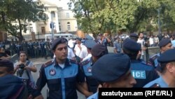 Очередная акция протеста инициативы «Нет грабежу!» перед резиденцией президента, 1 сентября 2015 г. 