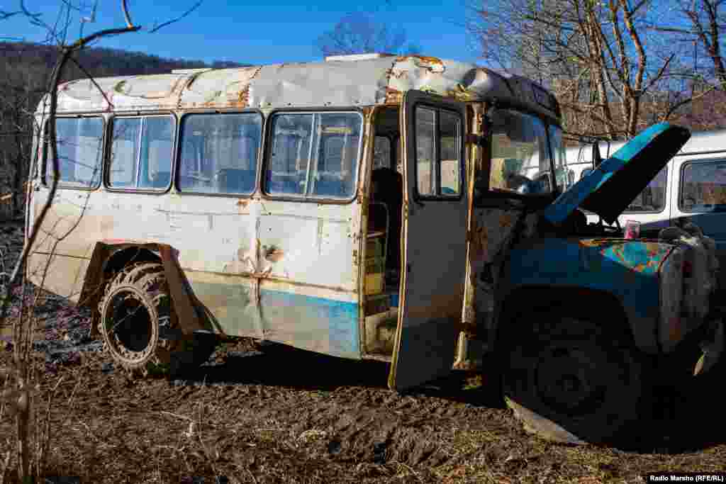 Этот автобус, прошедший через две войны, позволяет сейчас владельцу заработать на жизнь.