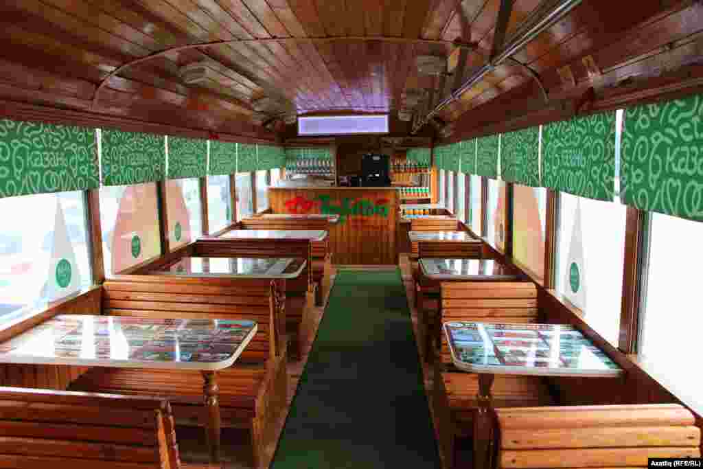 1986 елда төзелгән ретро-трамвайда өстәлләр урнаштырылган. Теләгән һәркем &quot;Түбәтәй&quot; кафесы тәкъдим иткән татар ризыкларын авыз итә ала