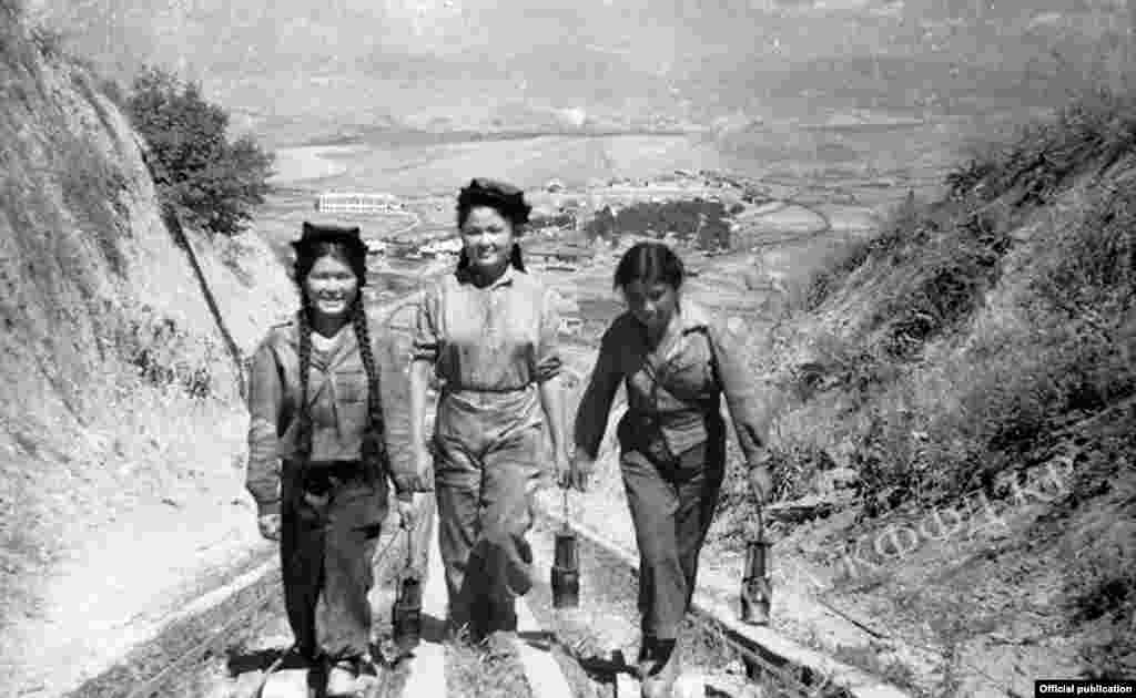 Жаш шахтачылар жумуштан кайткан учур. Көк-Жаңгак шаары. Сүрөттүн автору: К.Вильчинская. 1945-ж.&nbsp;​​