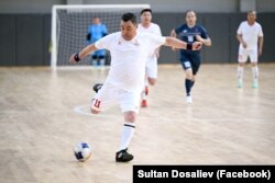 Садир Жапаров футбол ўйнаяпти.