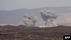 نبردها در یمن ادامه دارد؛ ائتلافی به رهبری عربستان نیز حملاتی هوایی را از ماه میلادی مارس علیه حوثی‌ها آغاز کرده است